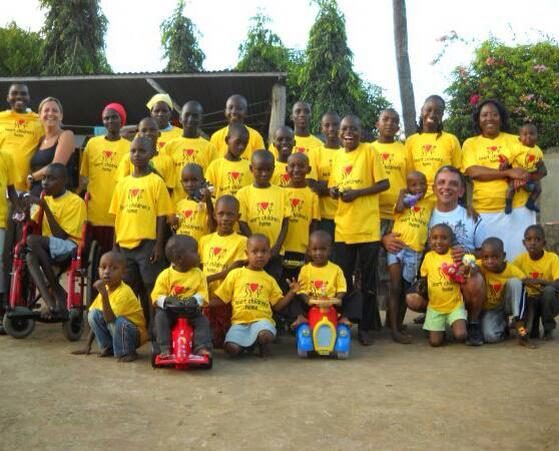 Gruppenfoto in gelben T-Shirts